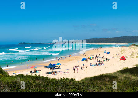 One Tree Point Beach, NSW, Australia-Dec 26, 2018: persone godendo il sole in corrispondenza di un punto della struttura Spiaggia, Eurobodalla, un meraviglioso lungomare fuga Foto Stock