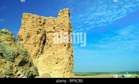 Paesaggio con la moschea sul luogo del profeta Abramo nascita e Ziggurat Birs Nimrud, la montagna di Borsippa , Iraq Foto Stock