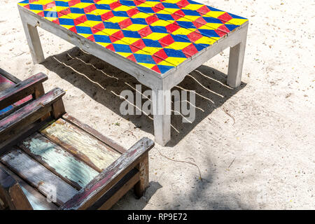 Posti a sedere in legno gruppi sulla spiaggia di Gili Trawangan, Indonesia. Foto Stock