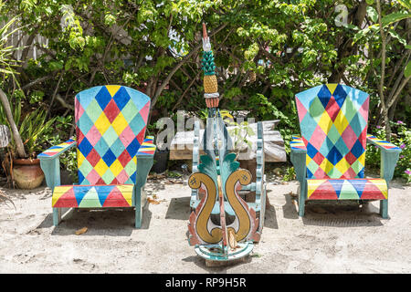 Posti a sedere in legno gruppi sulla spiaggia di Gili Trawangan, Indonesia. Foto Stock