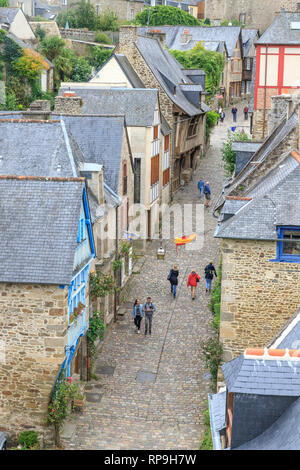 Francia, Cotes d'Armor, Dinan, Rue Jerzual dal cammino di ronda // Francia, Côtes-d'armor (22), Dinan, rue Jerzual vue depuis le chemin de ronde Foto Stock