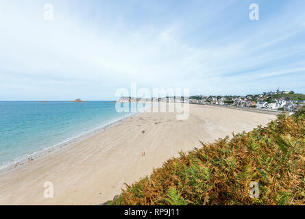 Francia, Cotes d'Armor, Cote de Penthievre, Pleneuf Val Andre, vista sulla spiaggia // Francia, Côtes-d'armor (22), Côte de Penthièvre, Pléneuf-Val-André, Foto Stock