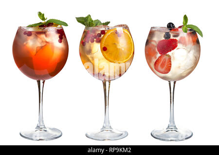 Cocktail alcolici con la menta, frutti e bacche su uno sfondo bianco. Serie di cocktail in calici in vetro su un lungo stelo. Isolato. Foto Stock