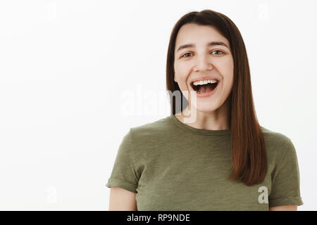 Haha così divertente. Ritratto di divertito e ragazza di spensierato divertimento ride molto con la bocca aperta che cercano il piacere e enertained a guardare la fotocamera Foto Stock