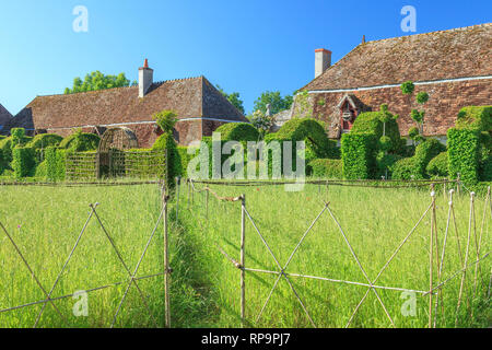 Orsan priory giardino, Francia : il parterre con quadrato di farro (menzione obbligatoria del giardino nome e nessuna pubblicità uso senza la preventiva authorizat Foto Stock