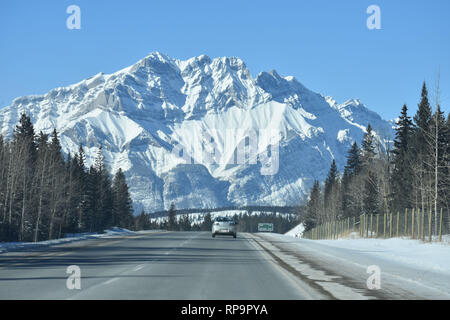 Trans-Canada Highway che conduce direttamente alle Montagne Rocciose Foto Stock