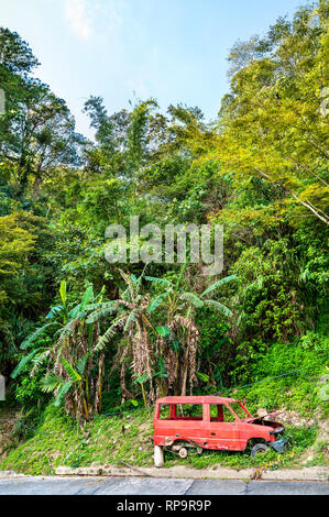 Rotture di rusty auto in Banaue villaggio sull'isola di Luzon nelle Filippine, Foto Stock