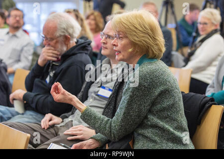 Iowa City, Iowa, USA. 18 Febbraio, 2019. California quindicesimo distretto Congressman Eric Swalwell testato le acque per una esecuzione presidenziale presso un pubblico lib Foto Stock