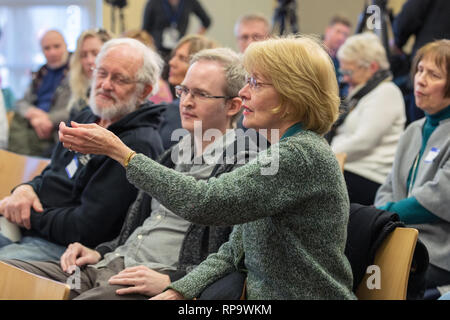 Iowa City, Iowa, USA. 18 Febbraio, 2019. California quindicesimo distretto Congressman Eric Swalwell testato le acque per una esecuzione presidenziale presso un pubblico lib Foto Stock