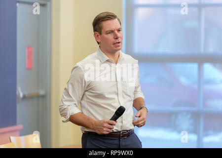 Iowa City, Iowa, USA. 18 Febbraio, 2019. California quindicesimo distretto Congressman Eric Swalwell testato le acque per una esecuzione presidenziale presso un pubblico lib Foto Stock