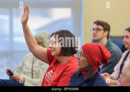 Iowa City, Iowa, USA. 18 Febbraio, 2019. California quindicesimo distretto Congressman Eric Swalwell testato le acque per una esecuzione presidenziale presso un pubblico lib Foto Stock
