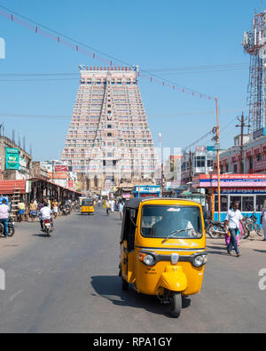 Una strada trafficata scena che conduce a uno all'ingresso principale del Sri Ranganatha Swamy tempio di Srirangam in una giornata di sole con cielo blu. Foto Stock