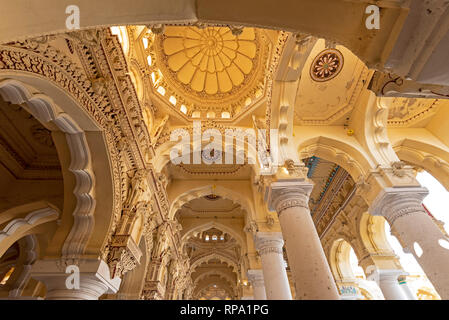 Vista interna del principale corridoio interno del Thirumalai Nayakkar Mahal o palazzo mostra il dravidico e stile islamico di architettura. Foto Stock