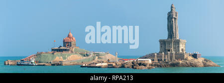 A 3 foto stitch vista panoramica del Vivekananda Rock Memorial e Thiruvalluvar Statue vicino alla città di Kanyakumari in una giornata di sole. Foto Stock