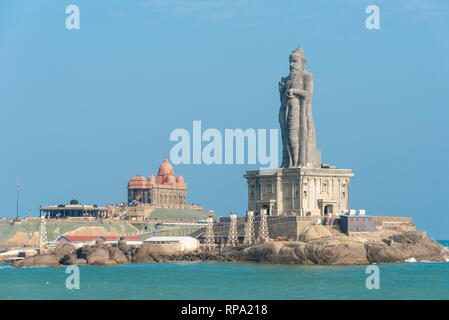 Una vista del Vivekananda Rock Memorial e Thiruvalluvar Statue vicino alla città di Kanyakumari in una giornata di sole con cielo blu. Foto Stock