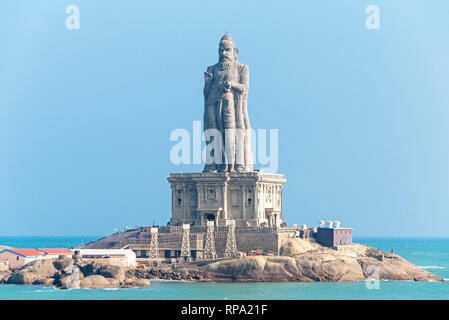 Una compressa di vista prospettica della statua Thiruvalluvar vicino a Kanyakumari in India in una giornata di sole con cielo blu. Foto Stock