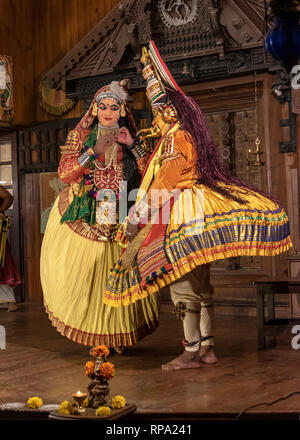 Kathakali è una delle principali forme di danza classica indiana. Si tratta di un 'storia Gioco' genere di arte, ma uno che si distingue per la riccamente colorata m Foto Stock