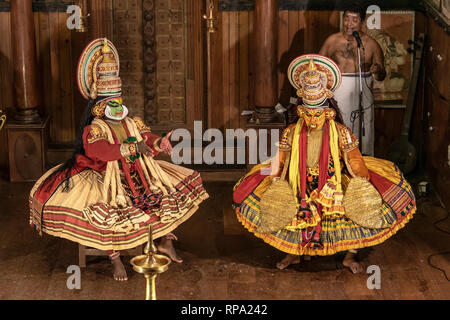 Kathakali è una delle principali forme di danza classica indiana. Si tratta di un 'storia Gioco' genere di arte, ma uno che si distingue per la riccamente colorata m Foto Stock