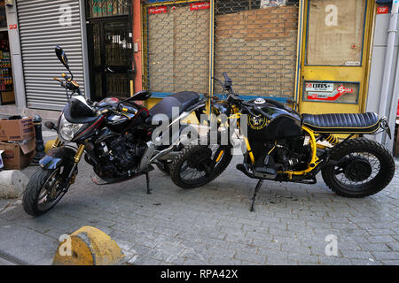 Istanbul, Turchia - 1 Maggio 2018 : un moto Honda e un ignoto cafe racer style moto sono parcheggiate davanti a un negozio a Istanbul. Foto Stock