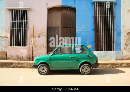 REMEDIOS, CUBA - 20 febbraio: antico polacco Fiat Auto 126 il 20 febbraio 2011 in Remedios, Cuba. Nuova modifica della legge consente di cubani al commercio di automobili. Auto in C Foto Stock