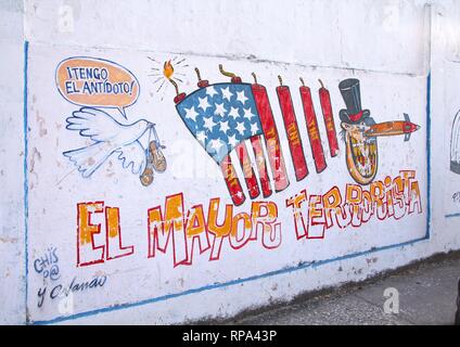 SANTA CLARA, CUBA - febbraio 22: carta murale con la propaganda anti americana Il 22 febbraio 2011 in Sancti Spiritus, Cuba. Anti-American è un atteggiamento pro Foto Stock