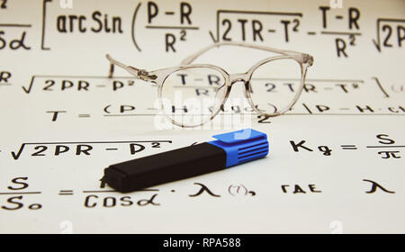 Sfondo matematico, formule manoscritte, punti e floater. Foto Stock