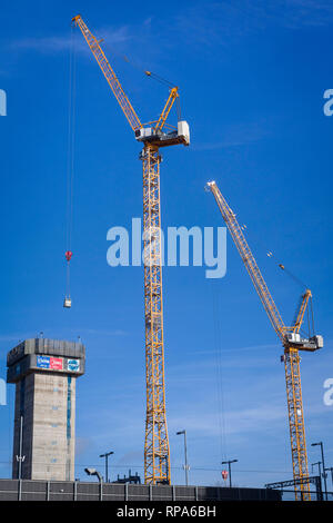Costruzione delle gru a torre sul Tamigi nuovo trimestre lo sviluppo da parte della ferrovia a Reading, Berkshire che sarà il più alto sviluppo residenziale Foto Stock