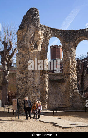 Le rovine della abbazia di lettura con la lettura di prigione dietro. Foto Stock