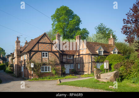 Periodo cottages di fronte alla chiesa di Turville, Buckinghamshire. Foto Stock