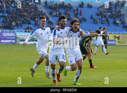 Kiev, Ucraina. Xx Febbraio, 2019. FC Dynamo Kyiv U19 giocatori festeggiare dopo aver segnato un gol durante la UEFA Youth League contro la Juventus U19 a Valeriy Lobanovskiy stadium di Kiev, Ucraina. Dinamo ha vinto 3-0. Credito: Oleksandr Prykhodko/Alamy Live News Foto Stock