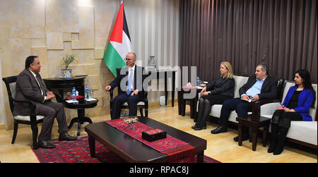 Ramallah, West Bank, Territorio palestinese. Il 21 febbraio, 2019. Il Primo Ministro palestinese, Rami Hamdallah, incontra Ambasciatore indiano alla Palestina Sunil Kumar, in Cisgiordania città di Ramallah in febbraio 21, 2019 Credit: Primo Ministro Ufficio APA/images/ZUMA filo/Alamy Live News Foto Stock