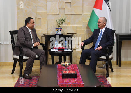 Ramallah, West Bank, Territorio palestinese. Il 21 febbraio, 2019. Il Primo Ministro palestinese, Rami Hamdallah, incontra Ambasciatore indiano alla Palestina Sunil Kumar, in Cisgiordania città di Ramallah in febbraio 21, 2019 Credit: Primo Ministro Ufficio APA/images/ZUMA filo/Alamy Live News Foto Stock