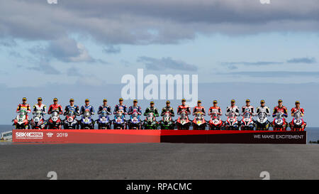 Circuito australiano di Phillip Island. Il 21 febbraio, 2019. Il Mondiale Superbike piloti line up per una foto di gruppo sul rettilineo di Gardner a Phillip Island per il Campionato Mondiale Superbike dell Australia. Credito: corleve/Alamy Live News Foto Stock