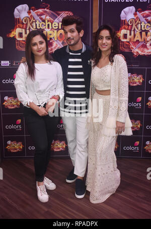 L-R: Indian Television attrice Rashami Desai, Arjun Bijlani e Deepika Singh sono visti in posa durante la cucina spettacolo Campione del lancio di colori sul canale TV in Mumbai. Foto Stock