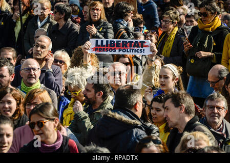 Barcellona, Spagna. Il 21 febbraio, 2019. Sotto la guida dei più grandi organizzazioni e sindacati, centinaia di migliaia di persone hanno marciato in Plaça Universitat durante lo sciopero generale in Catalogna. Le parti separatista, insieme con le associazioni e i sindacati hanno chiamato per uno sciopero per protestare contro la versione di prova di dodici leader separatista dinanzi alla Corte Suprema di Madrid. Credito: Nicolas Carvalho Ochoa/dpa/Alamy Live News Foto Stock