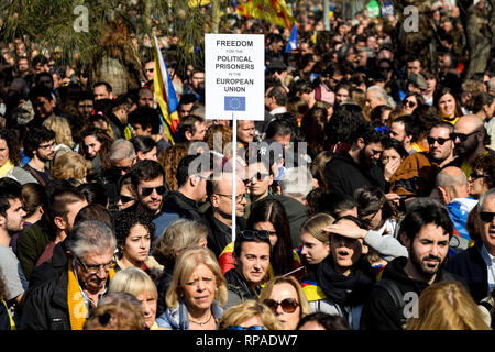 Barcellona, Spagna. Il 21 febbraio, 2019. Sotto la guida dei più grandi organizzazioni e sindacati, centinaia di migliaia di persone hanno marciato in Plaça Universitat durante lo sciopero generale in Catalogna. Le parti separatista, insieme con le associazioni e i sindacati hanno chiamato per uno sciopero per protestare contro la versione di prova di dodici leader separatista dinanzi alla Corte Suprema di Madrid. Credito: Nicolas Carvalho Ochoa/dpa/Alamy Live News Foto Stock