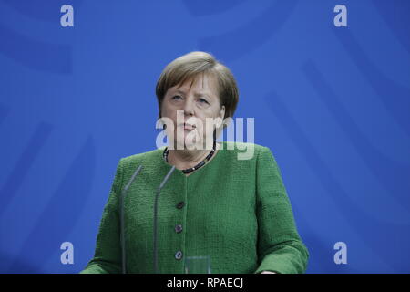 Berlino, Germania. 21 feb 2019. Il cancelliere tedesco Angela Merkel e il Presidente della Repubblica del Burkina Faso, Roch Marc Kaboré presso la conferenza stampa alla Cancelleria federale. Dopo una discussione congiunta, il focus sarà sulle relazioni bilaterali e la sicurezza e la politica di immigrazione temi sulla situazione nella regione del Sahel. Credito: SAO colpito/Alamy Live News Foto Stock