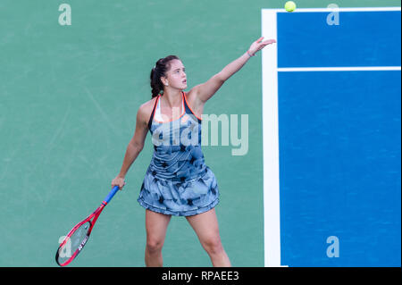 Dubai, EAU. Il 21 febbraio, 2019. Viktoria Kuzmova della Slovacchia serve nei quarti di finale match contro Petra KVITOVA della Repubblica ceca durante il Dubai Duty Free campionato di tennis presso il Dubai International Tennis Stadium, Dubai, UAE il 21 febbraio 2019. Foto di concedere l'inverno. Credit: UK Sports Pics Ltd/Alamy Live News Foto Stock