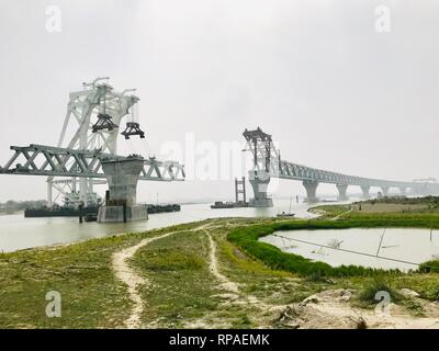 Dacca. Xx Febbraio 2019. Un 3,140-ton span è posto su pilastri di Padma ponte mediante una Cina-realizzato Crane nave in Bangladesh nel febbraio 20, 2019. Cina ponte di importanti società di ingegneria mercoledì installato con successo il 7° span del Bangladesh il più grande ponte Padma, rendendo oltre 1 km del ponte visibile così lontano. Credito: Zhu Wenyu/Xinhua/Alamy Live News Foto Stock