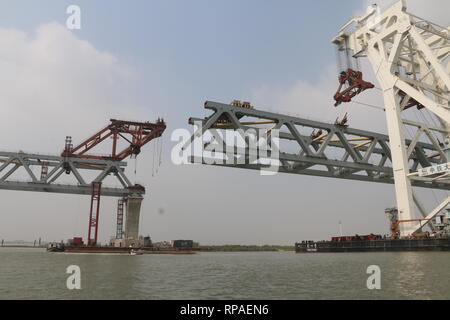 Dacca. Xx Febbraio 2019. Un 3,140-ton span è posto su pilastri di Padma ponte mediante una Cina-realizzato Crane nave in Bangladesh nel febbraio 20, 2019. Cina ponte di importanti società di ingegneria mercoledì installato con successo il 7° span del Bangladesh il più grande ponte Padma, rendendo oltre 1 km del ponte visibile così lontano. Credito: Duan Yonghong/Xinhua/Alamy Live News Foto Stock