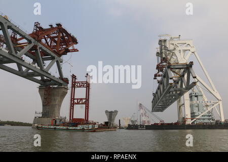 Dacca. Xx Febbraio 2019. Un 3,140-ton span è posto su pilastri di Padma ponte mediante una Cina-realizzato Crane nave in Bangladesh nel febbraio 20, 2019. Cina ponte di importanti società di ingegneria mercoledì installato con successo il 7° span del Bangladesh il più grande ponte Padma, rendendo oltre 1 km del ponte visibile così lontano. Credito: Duan Yonghong/Xinhua/Alamy Live News Foto Stock