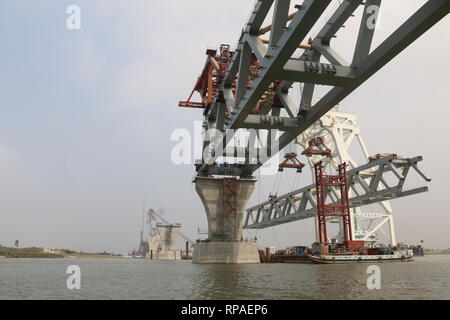 Dacca. Xx Febbraio 2019. Un 3,140-ton span è posto su pilastri di Padma ponte mediante una Cina-realizzato Crane nave in Bangladesh nel febbraio 20, 2019. Cina ponte di importanti società di ingegneria mercoledì installato con successo il 7° span del Bangladesh il più grande ponte Padma, rendendo oltre 1 km del ponte visibile così lontano. Credito: Duan Yonghong/Xinhua/Alamy Live News Foto Stock