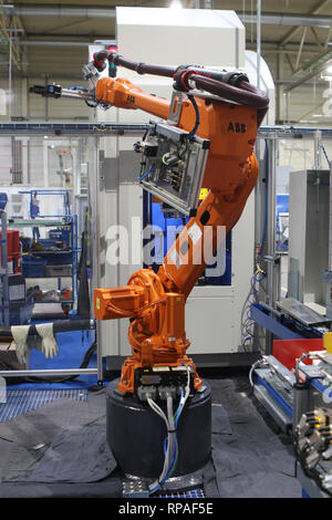 Ilsenburg, Germania. Il 21 febbraio, 2019. Un robot industriale si trova in una sala di produzione presso la ThyssenKrupp Presta Ilsenburg GmbH. La società si sta espandendo la sua produzione e di investire a doppia cifra milioni di quantità in una nuova sala di produzione e nuovi impianti di produzione. Questo verrà utilizzato per produrre componenti per i veicoli elettrici. Lo stato della Sassonia-Anhalt è sostenere gli investimenti con 1,7 milioni di euro. ThyssenKrupp Presta Ilsenburg è il principale produttore europeo di assemblare gli alberi a camme. Circa 750 dipendenti lavorano qui. Credito: Matthias Bein/dpa-Zentralbild/ZB/dpa/Alamy Live News Foto Stock