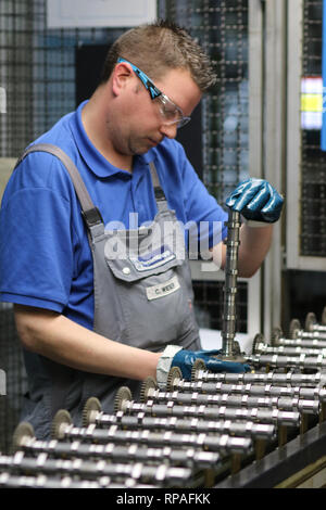 Ilsenburg, Germania. Il 21 febbraio, 2019. Christian Wieser controlli di alberi a camme per un veicolo BMW. ThyssenKrupp Presta Ilsenburg GmbH sta ampliando la sua produzione e di investire a doppia cifra milioni di euro importo in una nuova sala di produzione e nuovi impianti di produzione. Questo verrà utilizzato per produrre componenti per i veicoli elettrici. Lo stato della Sassonia-Anhalt è sostenere gli investimenti con 1,7 milioni di euro. ThyssenKrupp Presta Ilsenburg è il principale produttore europeo di assemblare gli alberi a camme. Circa 750 dipendenti lavorano qui. Credito: Matthias Bein/dpa-Zentralbild/ZB/dpa/Alamy Live News Foto Stock