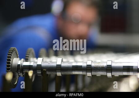 Ilsenburg, Germania. Il 21 febbraio, 2019. Christian Wieser controlli di alberi a camme per un veicolo BMW. ThyssenKrupp Presta Ilsenburg GmbH sta ampliando la sua produzione e di investire a doppia cifra milioni di euro importo in una nuova sala di produzione e nuovi impianti di produzione. Questo verrà utilizzato per produrre componenti per i veicoli elettrici. Lo stato della Sassonia-Anhalt è sostenere gli investimenti con 1,7 milioni di euro. ThyssenKrupp Presta Ilsenburg è il principale produttore europeo di assemblare gli alberi a camme. Circa 750 dipendenti lavorano qui. Credito: Matthias Bein/dpa-Zentralbild/ZB/dpa/Alamy Live News Foto Stock