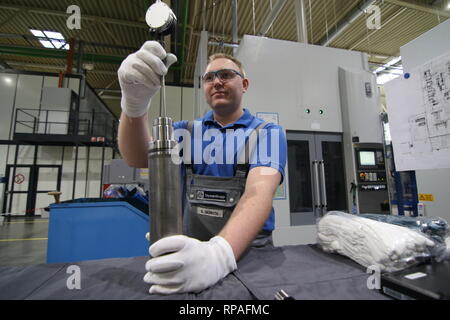 Ilsenburg, Germania. Il 21 febbraio, 2019. Sascha Gerboth manca un albero del rotore per motori elettrici. ThyssenKrupp Presta Ilsenburg GmbH sta ampliando la sua produzione e di investire a doppia cifra milioni di euro importo in una nuova sala di produzione e nuovi impianti di produzione. Questo verrà utilizzato per produrre componenti per i veicoli elettrici. Lo stato della Sassonia-Anhalt è sostenere gli investimenti con 1,7 milioni di euro. ThyssenKrupp Presta Ilsenburg è il principale produttore europeo di assemblare gli alberi a camme. Circa 750 dipendenti lavorano qui. Credito: Matthias Bein/dpa-Zentralbild/ZB/dpa/Alamy Live News Foto Stock