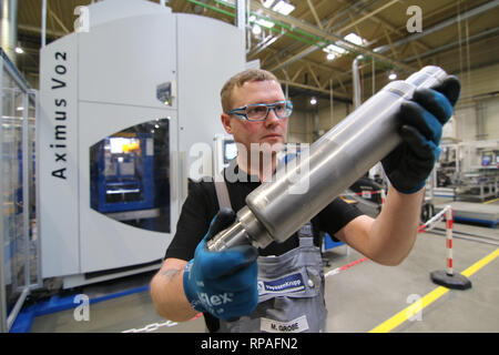 Ilsenburg, Germania. Il 21 febbraio, 2019. Un albero del rotore per motori elettrici è controllato da Mirko Grobe. ThyssenKrupp Presta Ilsenburg GmbH sta ampliando la sua produzione e di investire a doppia cifra milioni di euro importo in una nuova sala di produzione e nuovi impianti di produzione. Questo verrà utilizzato per produrre componenti per i veicoli elettrici. Lo stato della Sassonia-Anhalt è sostenere gli investimenti con 1,7 milioni di euro. ThyssenKrupp Presta Ilsenburg è il principale produttore europeo di assemblare gli alberi a camme. Circa 750 dipendenti lavorano qui. Credito: Matthias Bein/dpa-Zentralbild/ZB/dpa/Alamy Live News Foto Stock