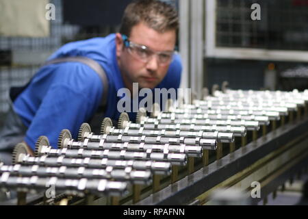 Ilsenburg, Germania. Il 21 febbraio, 2019. Christian Wieser controlli di alberi a camme per un veicolo BMW. ThyssenKrupp Presta Ilsenburg GmbH sta ampliando la sua produzione e di investire a doppia cifra milioni di euro importo in una nuova sala di produzione e nuovi impianti di produzione. Questo verrà utilizzato per produrre componenti per i veicoli elettrici. Lo stato della Sassonia-Anhalt è sostenere gli investimenti con 1,7 milioni di euro. ThyssenKrupp Presta Ilsenburg è il principale produttore europeo di assemblare gli alberi a camme. Circa 750 dipendenti lavorano qui. Credito: Matthias Bein/dpa-Zentralbild/ZB/dpa/Alamy Live News Foto Stock