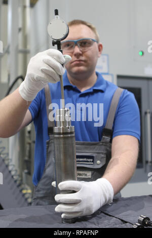 Ilsenburg, Germania. Il 21 febbraio, 2019. Sascha Gerboth manca un albero del rotore per motori elettrici. ThyssenKrupp Presta Ilsenburg GmbH sta ampliando la sua produzione e di investire a doppia cifra milioni di euro importo in una nuova sala di produzione e nuovi impianti di produzione. Questo verrà utilizzato per produrre componenti per i veicoli elettrici. Lo stato della Sassonia-Anhalt è sostenere gli investimenti con 1,7 milioni di euro. ThyssenKrupp Presta Ilsenburg è il principale produttore europeo di assemblare gli alberi a camme. Circa 750 dipendenti lavorano qui. Credito: Matthias Bein/dpa-Zentralbild/ZB/dpa/Alamy Live News Foto Stock