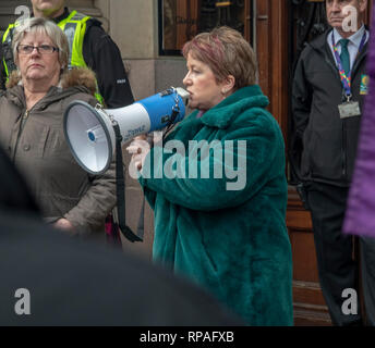 Glasgow, Scozia. Il 21 febbraio 2019. Una protesta contro il Consiglio di Glasgow tagli di bilancio. Glasgow GMB, Unison Glasgow City ramo DPAC e Glasgow sono venuti insieme per protestare contro questi piani. Foto Stock